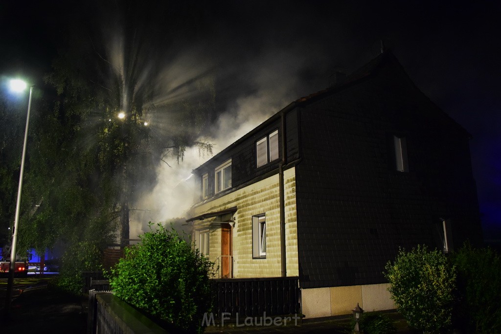 Grossfeuer Einfamilienhaus Siegburg Muehlengrabenstr P0251.JPG - Miklos Laubert